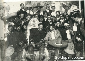 Tomás Urbina, Pancho Villa (en la silla presidencial), Emiliano Zapata y Otilio Montaño, en el Distrito Federal, 6 de diciembre de 1913. | Foto Archivo Casasola