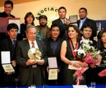 Los periodistas que recibieron galardones rodean a Mariano Baptista Gumucio, tras la entrega del Premio Nacional de Periodismo.