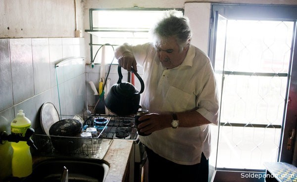 El Presidente uruguayo reside en su casa de clase media empobrecida, de tres ambientes, paredes grises con humedad, un sillón raído de cuero rojo junto a la estufa, una cocina modesta y una repisa de libros.