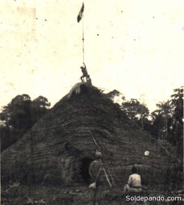 Colonos y madereros izando la bandera peruana en territorio Matsé, en 1968.