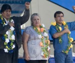 Diputada del MNR durante el gobierno de Sánchez de Lozada, la actual alcaldesa del MAS, absteniéndose de alzar el puño, durante un acto proselitista junto a Morales y Quintana en Cobija, el 7 de enero del 2012. | Foto ABI
