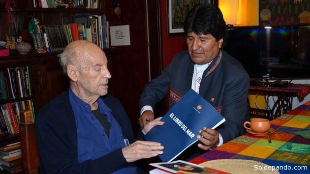 La última imagen pública del escritor uruguayo, en su domicilio de Montevideo, junto al presidente boliviano Evo Morales. | Foto Reuters