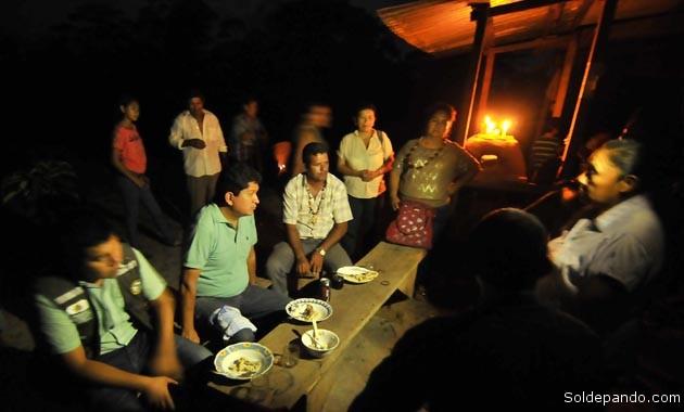 El Gobernador de Pando comparte una cena frugal en penumbras con los comunarios de Villa Mabari, municipio de Bella Flor, en plena frontera con Brasil. | Foto Prensa GADP