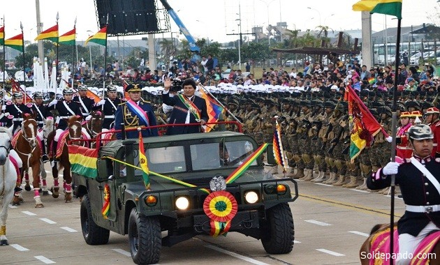 El Ejército de Bolivia no sólo existe desde hacen 192 años. También está oficialmente subordinado a la línea anti-imperialista hegemónica en el régimen del presidente Evo Morales, cuyo Embajador ante la ONU lanzó una insólita declaración negando la existencia de esta fuerza armada en el país. | Foto ABI
