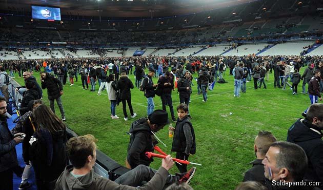 Tras el estallido de dos bombas en las cercanías del estadio, el partido entre Alemania y Francia se suspendió y comenzó la evacuación. | Foto Daily Mail