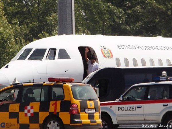 Morales se despide de las autoridades austriacas al abordar su nave de retorno. | Foto EFE