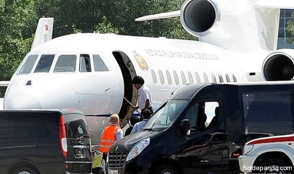 El Presidente boliviano ingresa al avión oficial que despegó de Viena al medio dia de este miércoles. | Foto AP