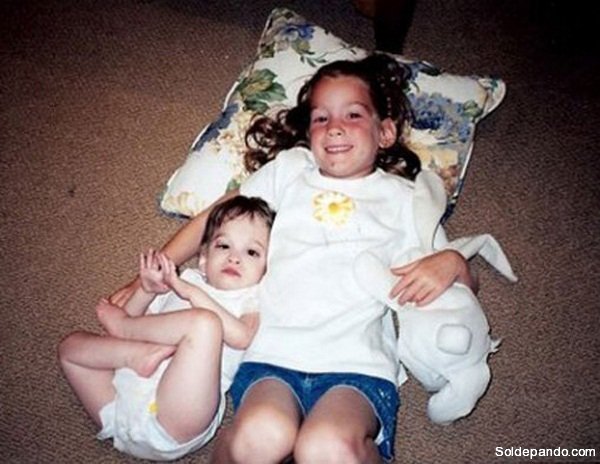 2001: Brooke de ocho años y Carly de cinco.