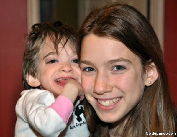 2009: Brooke de 16 años y Carly de 13.