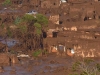 La localidad de Bento Rodrigues, en el municipio de Mariana, cerca a la ciudad de Belo Horizonte, capital del Estado de Minas Gerais, ha quedado completamente inundada por el barro tóxico de una mina de hierro cuyo embalse de desechos colapsó. | Foto AFP
