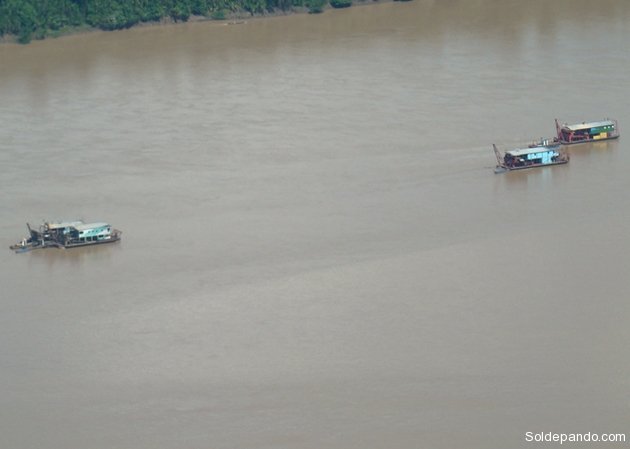 Dragas ilegales que surcan los ríos de Pando derramando mercurio. | Foto Sol de Pando