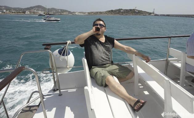 Sahonero exhibiéndose mientras vacacionaba en la exclusiva isla de Ibisa, España, en septiembre del 2011. | Foto Facebook de Wilson Remberto “Tony” Sahonero Ampuero