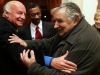Con el presidente Mujica en julio del 2009, cuando el escritor fue homenajeado en la casa del embajador argentino. |Foto La Nación