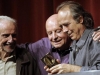 Abrazando al escultor uruguayo Octavio Podesta y al trovador español Joan Manuel Serrat, 2010. | Foto La Nación