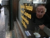 En su habitual mesa dentro el Café Brasilero, en Montevideo. |Foto La Nación
