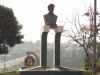 El busto del capitán Arab en el ingreso al aeropuerto ahora reconstruido. | Foto archivo