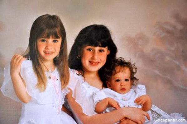 En 1994, en brazos de su hermana mayor Emily de ocho años junto a la segunda hermana Caitlin de cuatro, Brooke de un año parecía un bebé de seis meses.