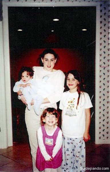En el año 2000, Brooke de siete años en brazos de Emily de 14, Caitlin de diez y la menor Carly de cuatro.