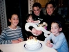 Brooke, en brazos de su hermana Emily, celebrando sus 10 años en el 2003.