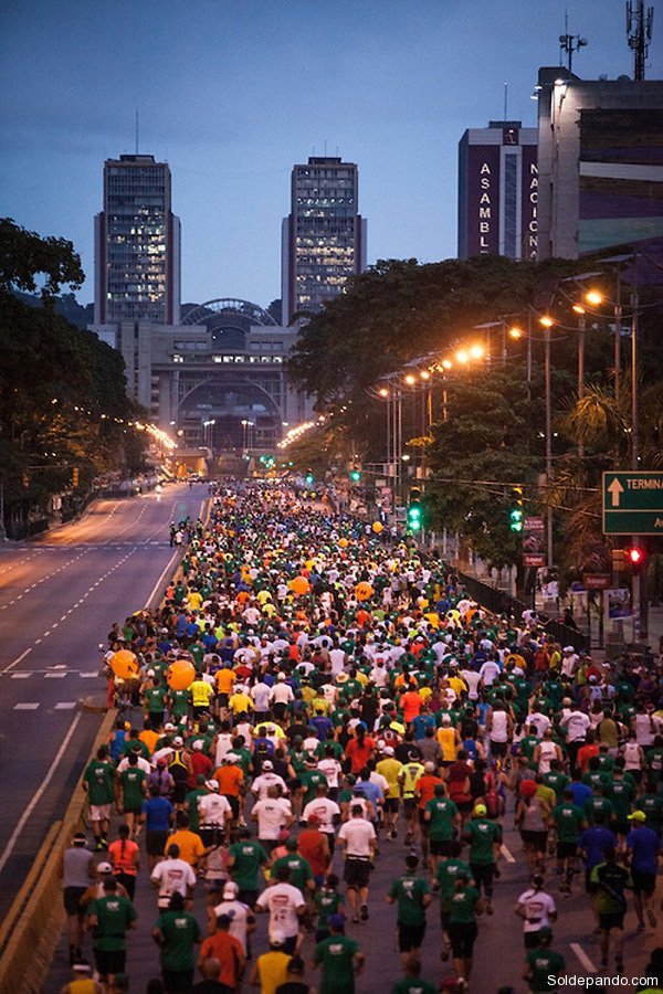 CARACAS - FEBRERO 24, 2013: Mas de 8.000 corredores de 32 nacionalidades y 24 elites, participan en la tercera ediciÃ³n del Maraton CAF Caracas 2013.  La competencia se harÃ¡ en 42k y 21K.  (Ivan Gonzalez / CAF)