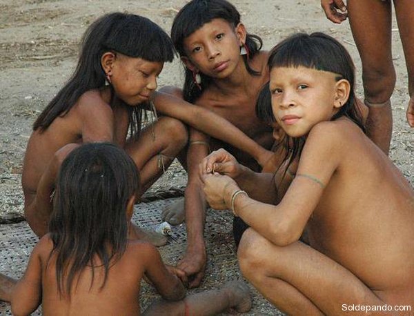 Niños del Pueblo Enawene Nawe