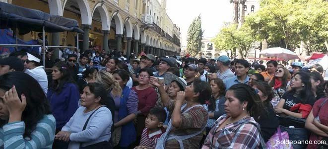 Madres de familia de barrios populares apoyaron a los universitarios el Primero de Mayo, durante una concentración en la Plaza 14 de Septiembre.  | Foto FUL CBA
