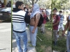 El sicario después de apuñalar a estudiantes de San Simón, fumando un cigarro en compañía de un dirigente leal al Rector de la UMSS. | Foto FUL CBA