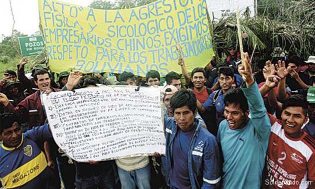 Una de las primeras acciones movilizadas de los trabajadores camineros de Sinohydro, en noviembre del 2015. | Foto El Deber