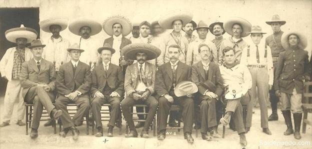 El general Emiliano Zapata junto con su Estado Mayor en Tlaltizapan, Morelos, 15 de mayo de 1915, hace un siglo exactamente. | Foto Fundación Zapata Herederos de la Revolución