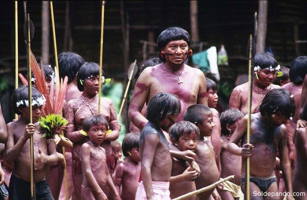 Davi Kopenawa, líder y chamán indígena rodeado de niños en Demini, Brasil. | Foto Survival