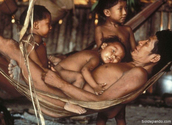 Los Yanomami son uno de los pueblos indígenas relativamente aislados más grandes de Sudamérica. Viven en las selvas y montañas amazónicas del norte de Brasil y del sur de Venezuela. | Foto Survival