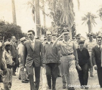 Banzer desfilando en Cobija a comienzos de su dictadura. Sabía lo que estaba sucediendo con la nación Pacahuara en el norte de Pando.