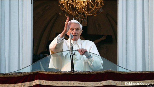 Benedicto XVI en su última aparición como Papa, en el balcón de la residencia de descanso en Castel Gandolfo.