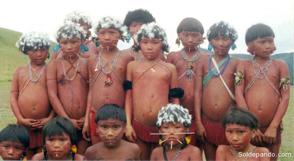 el Bosque amazónico es el hogar ideal para los niños. Por eso los pueblos que se quedaron subsistiendo por los siglos de los siglos en el corazón del Bosque, son pueblos niños, como este grupo Yanomami de Venezuela. | Foto archivo Sol de Pando