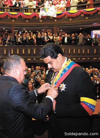 Maduro recibe la banda presidencial este 19 de abril.