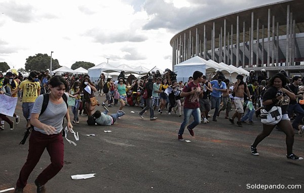 Los disturbios comenzaron frente a una estación de metro próxima al estadio una media hora del inicio del partido entre México e Italia.