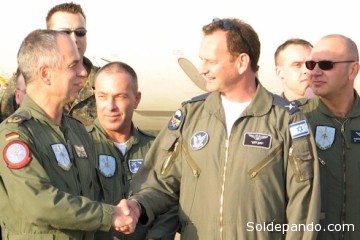 Un encuentro entre comandantes de la OTAN y del ejército Israelí, que colabora brindando tecnología para el reacondicionamiento de los Boeing transformados en naves radares. | Foto Archivo Datos & Análisis