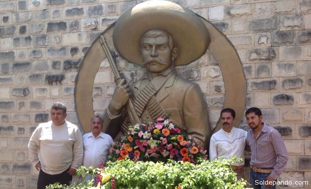 Uno de los homenajes a Emiliano Zapata a lo largo de territorio mexicano, en Izucar de Matamoros, Puebla, con la presencia del bisnieto del General revlucionario en el aniversario de su muerte. | Foto Fundación Zapata y los Herederos de la Revolución