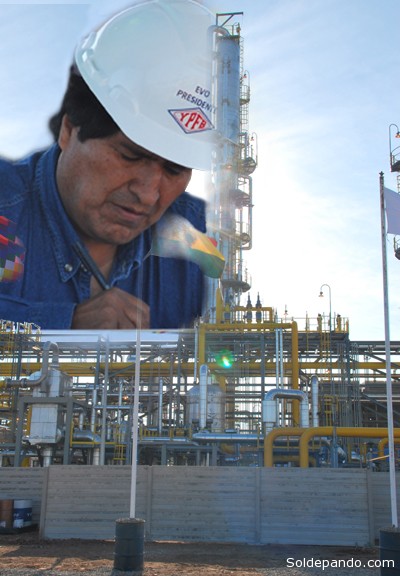 El presidente Morales en la Planta de Río Grande, promulgando este viernes 20 de septiembre la Ley que viabiliza el contrato exploratorio con Gazprom y Total. | Fotomontaje Sol de Pando