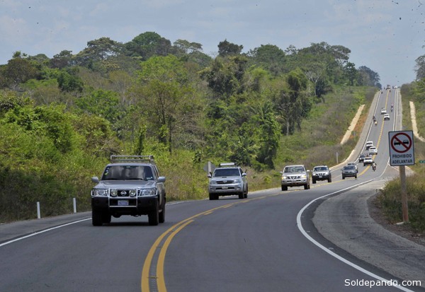 La moderna carretera que revoluciona la vinculación vial entre Riberalta y Guayaramerín tiene 84 kilómetros de longitud y costó $us 56 millones. | Foto Freddy Sarco - ABI. 