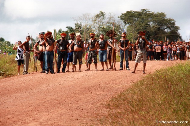 El cobro de peajes sobre las carreteras que atraviesan territorios indígenas en la Amazonia, es un nuevo método de lucha para reivindicar los derechos indígenas. | Foto Funai
