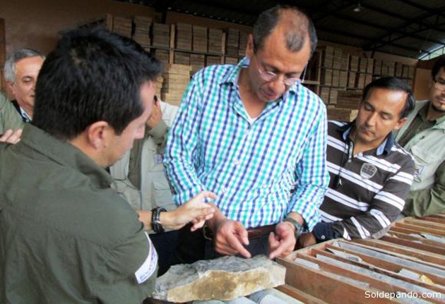 El vicepresidente de Ecuador Jorge Glas durante la inspección que realizó en septiembre a los yacimientos exploratorios de Isimanchi. Este año se ingresará a la etapa de explotación para producir cemento en la Amazonia. | Foto Agencia Andes