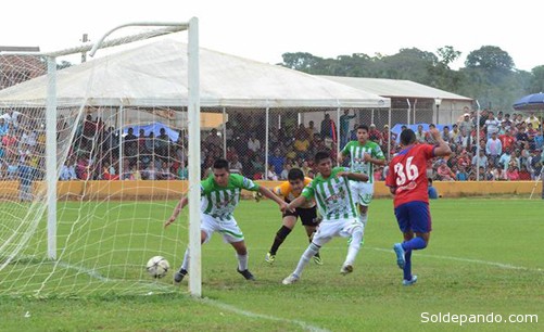 El tercer gol de la jornada en el estadio de Porvenir, perpetrado "de taquito" por el crack cobijeño Jehanamed Castedo.  | Foto Henry Justo