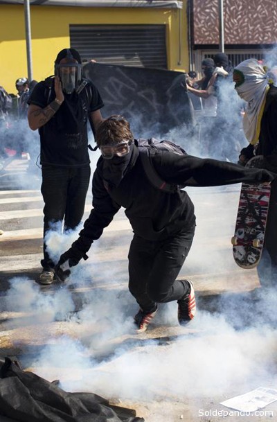 La policía disolvió la manifestación que estaba bloqueando la avenida principal que lleva al estadio que será sede de la inauguración del Mundial y donde se realizará el primer partido. | Foto AP