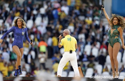 Miles de artistas participaron del puntapié inicial de la Copa del Mundo en el Arena do Cortinthians, pero el público no quedó del todo conforme. | Foto AP