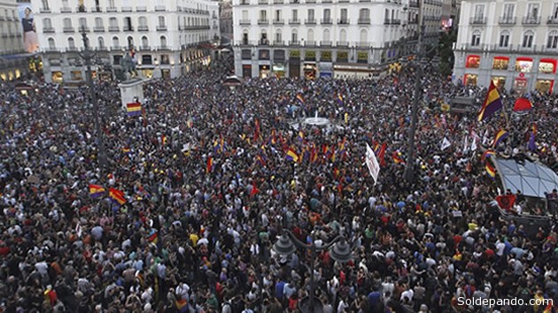 Miles de manifestantes (unas 10.000 personas según la Policía) han abarrotado la madrileña Puerta del Sol portando numerosas banderas tricolor y coreando consignas como "España, mañana, será republicana", "Los borbones, a las elecciones" o "Transición real sin Rey". Otras de las consignas más repetidas han sido "No hay dos sin tres, república otra vez", "Que viva la lucha de la clase trabajadora" o "Los borbones a los tiburones". | Foto EFE 