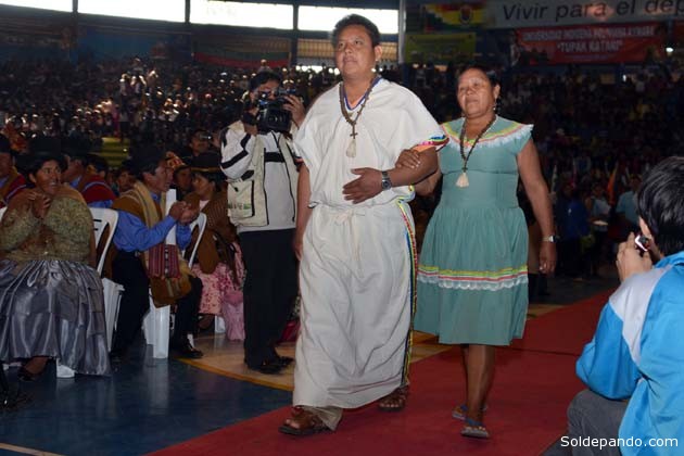 Nuevos profesionales indígenas egresados de la Universidad Guaraní  Apiaguaiki Tupa, que recibieron sus títulos junto a otros estudiantes de las universidades aymara "Tupak katari" y quechua "Casimiro Huanca". | Foto ABI