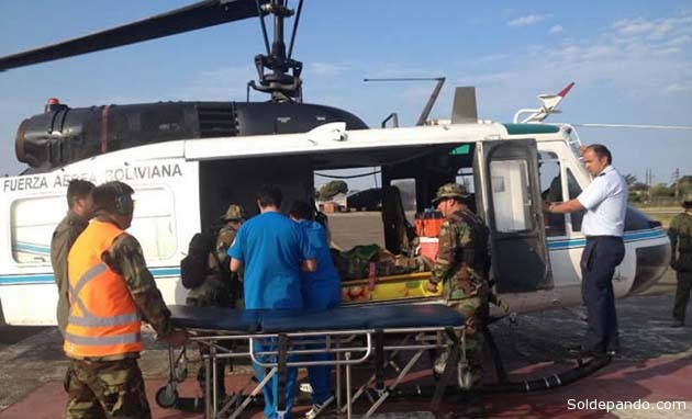Momentos en que personal médico se apresta a bajar del helicóptero a una de las víctimas del caso, en la base de los Diablos Rojos. | Foto El Deber