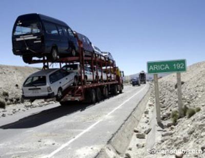 El tráfico de autos indocumentados que ingresan constantemente de Chile a Bolivia, usa las mismas rutas y medios de transporte que usa el tráfico de cocaína en sentido contrario. | Foto Archico.