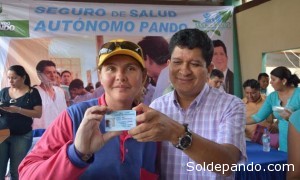 El Gobernador Flores lanzó oficialmente el SESA-Pando entregando un carnet de asegurado a la señora Aida Aguilera Villegas, presidenta del Sindicato Femenino de Mototaxis “8 de marzo”, durante el acto administrativo realizado el pasado 12 de diciembre. | Foto GADP